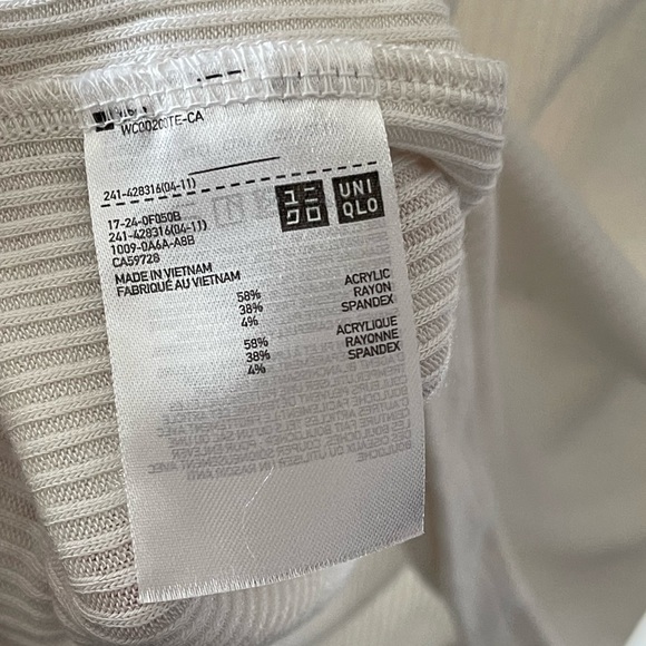 Uniqlo mock-neck / turtleneck ribbed fabric top. Gently worn. Perfect condition - Picture 3 of 3